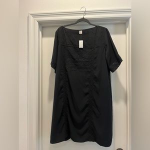 Gap. shift Dress in black w/ embroidery. size large.